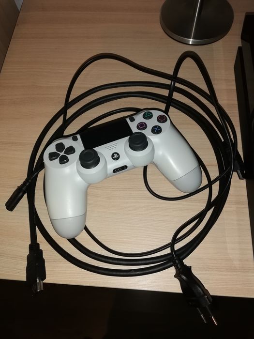PlayStation 4 + 2 pady, kable hdmi, zasilajacy