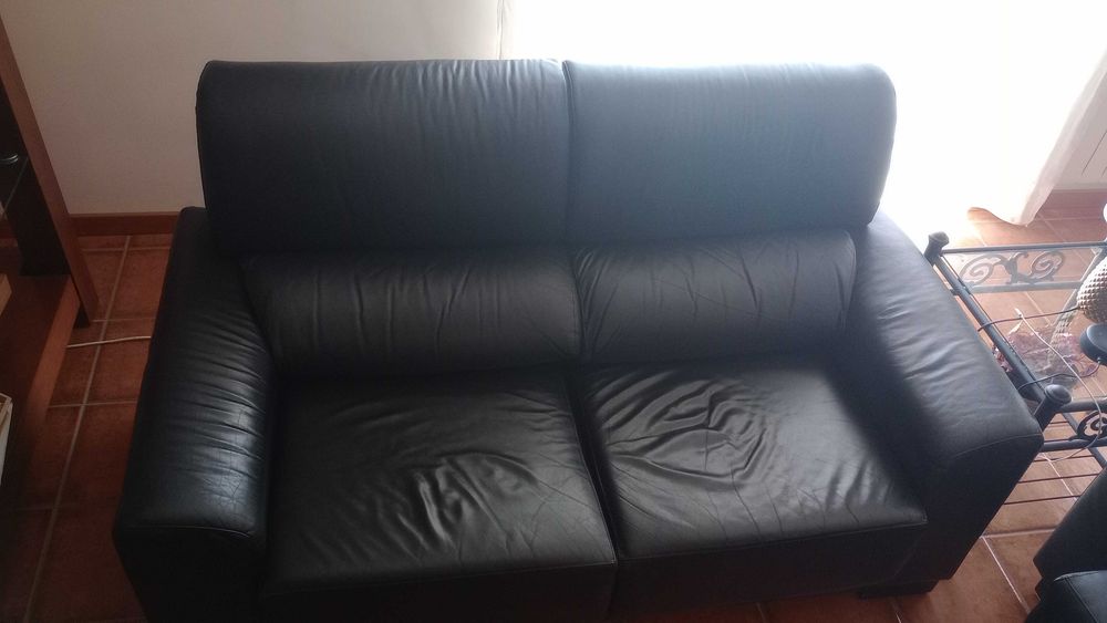 Sofás usados em pele e com assentos extensíveis