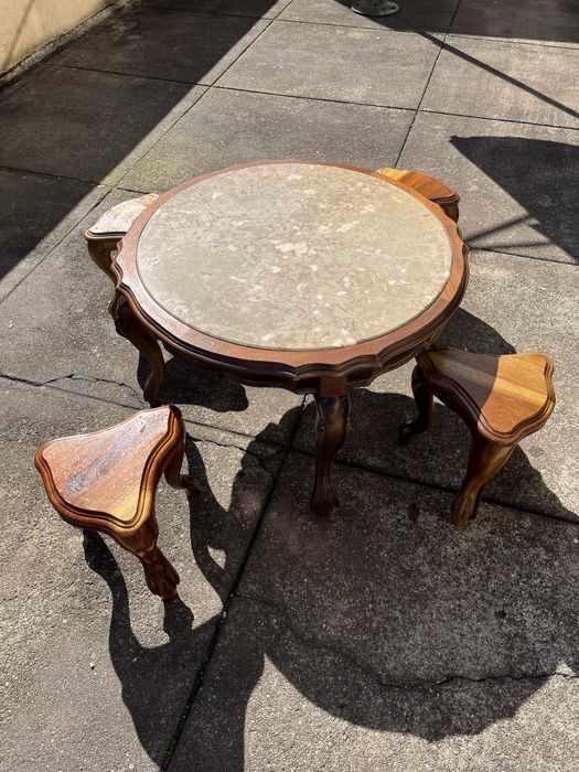 Mesa de mármore e madeira com bancos