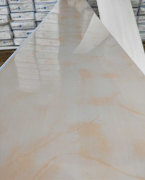 пластикова вагонка під дерево, безшовні ПВХ панелі на стелю, стіну