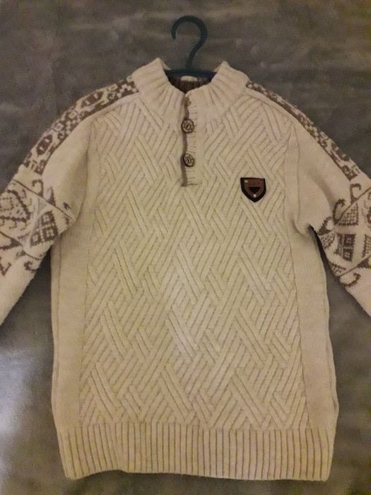 Продам світер на хлопчика.