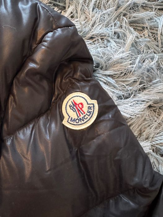 Czarna taliowana kurtka Moncler