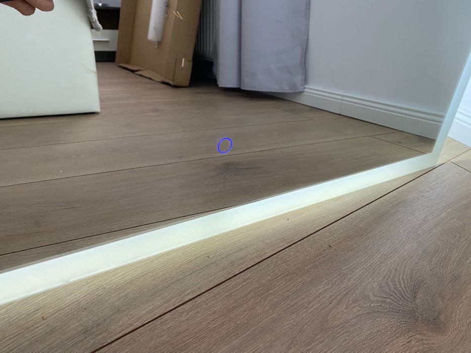Nowe Lustro z wbudowanym oświetleniem 90x70 cm