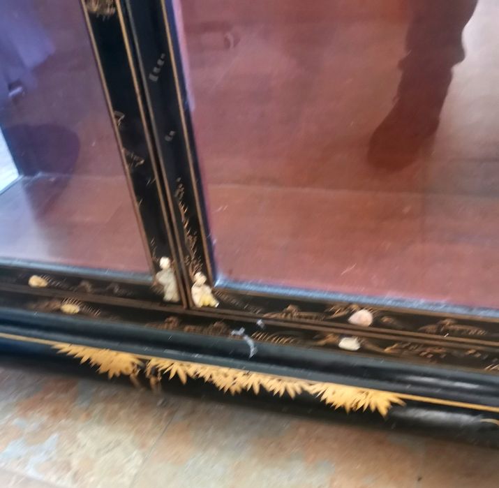 Vitrine em madeira e vidro estilo oriental