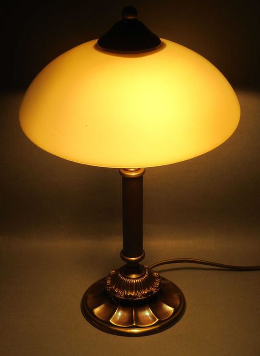 Stara, mosiężna lampka nocna.