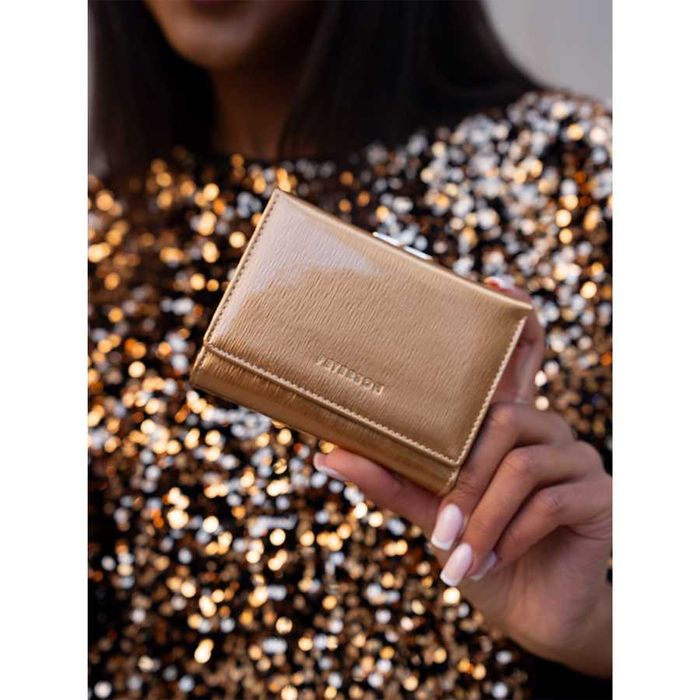 Modny portfel damski złoty z lakierowanej skóry naturalnej