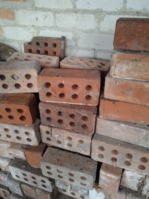 Продам    цеглу вживану червону,та білу.Всього 400 штук