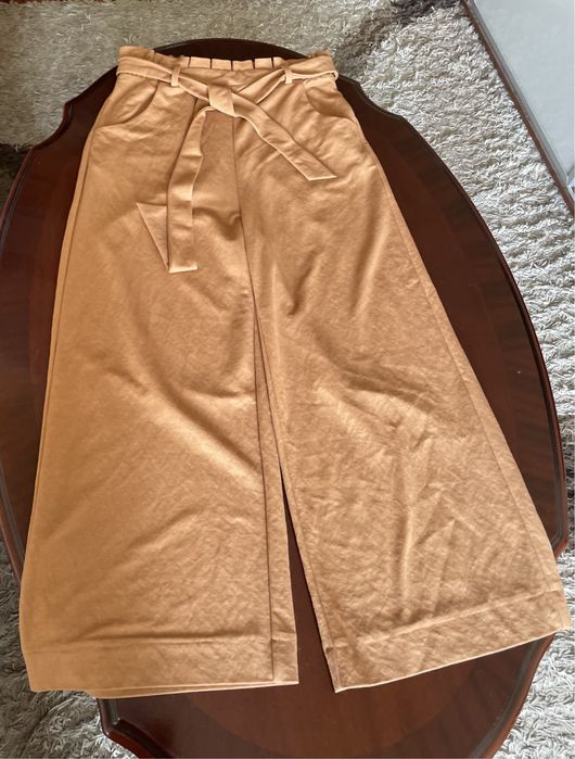 Штани, гірчичного кольору, з високою талією на гумці та з поясом