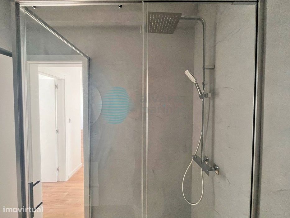Apartamento T2 com Vista Mar, Garagem e Totalmente Remodelado
