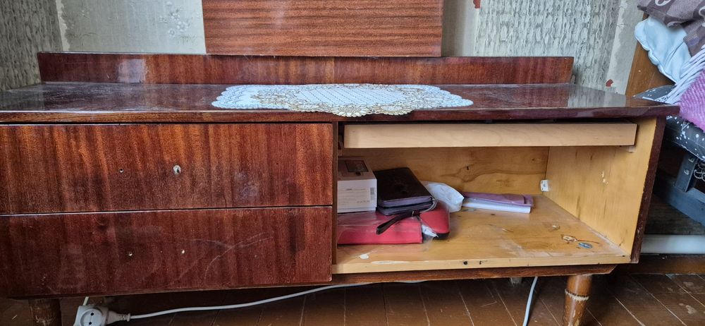 Отдам даром трюмо и полочки для книг