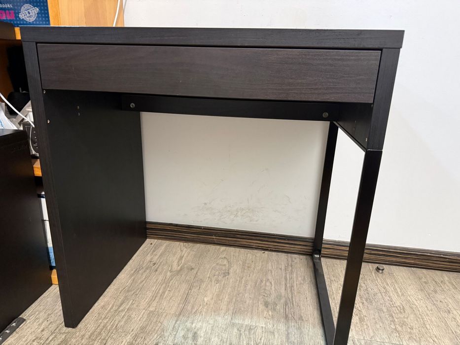 Mesa quadrada pequena com gaveta