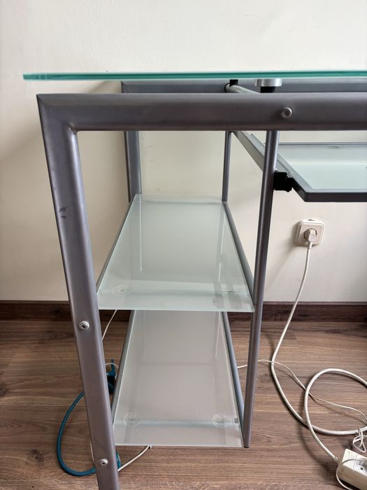 Mesa de escritório de vidro temperado com suporte para teclado