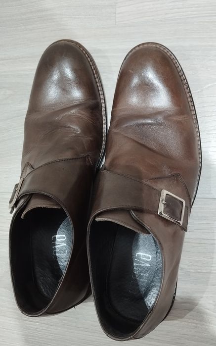 Sapatos de homem em pele