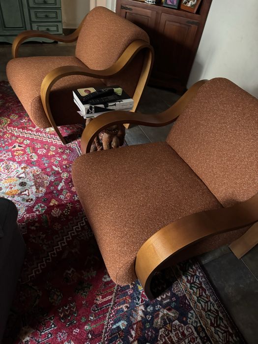 Poltrona de Madeira e Tecido Curved