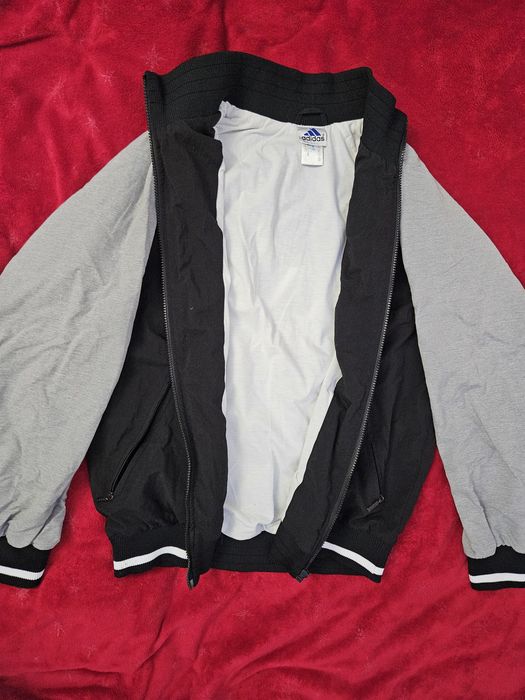 Kurtka wiatrówka adidas z wyszywanym logo od tyłu