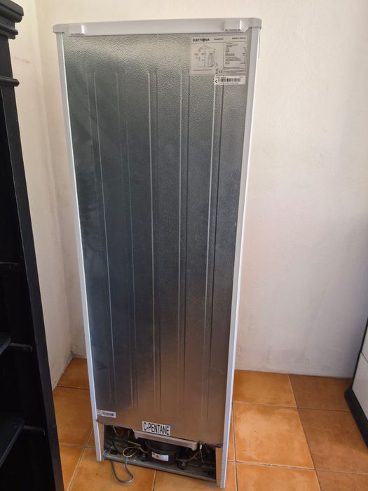 Frigorifico e sofà cama como novo vende-se
