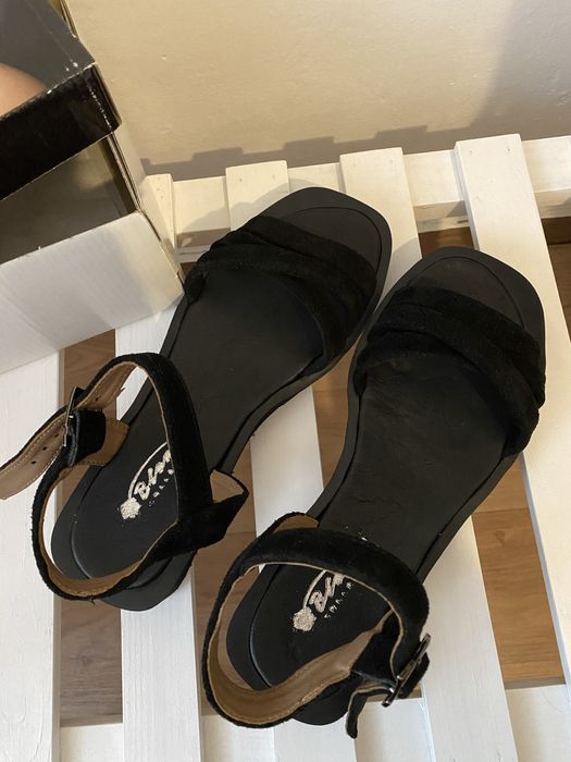 Продам замшеві босоніжки