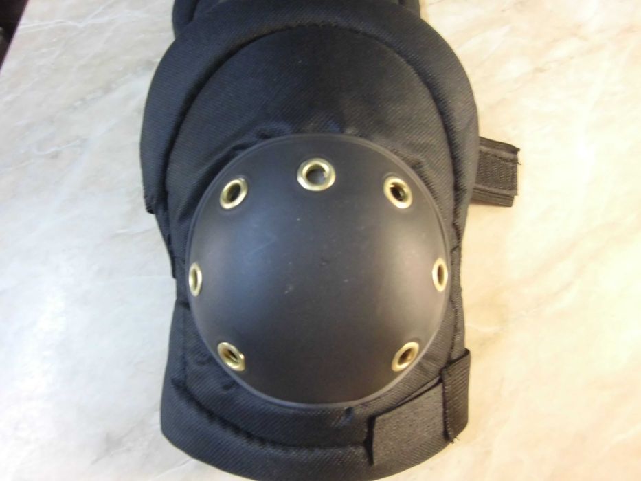 Наколінники, наколенники.