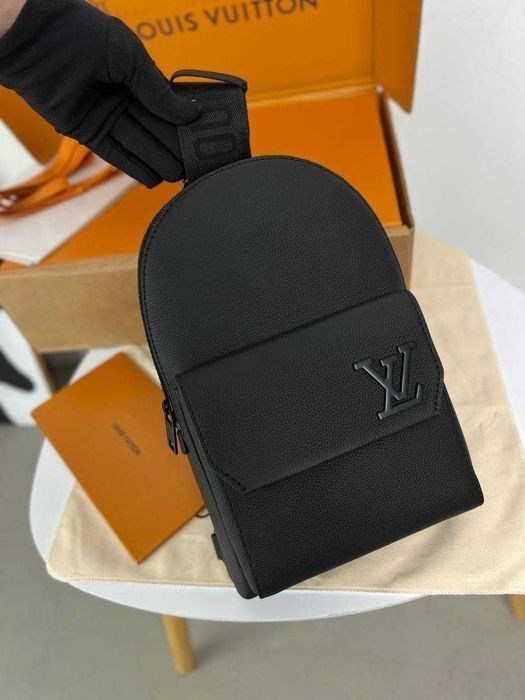 Кожаный слинг Louis Vuitton плечевая сумка LV черный рюкзак ЛВ c822