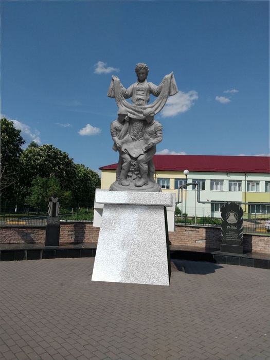 Пам'ятники, монументи, статуї індивідуальної роботи. Роботи з каменем.