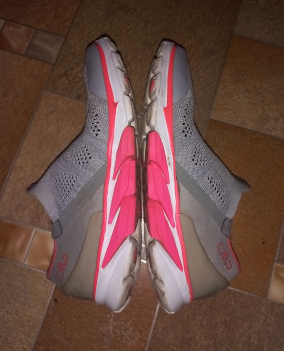 Лёгкие кроссовки в сеточку дырочку серые спортивные без шнурков