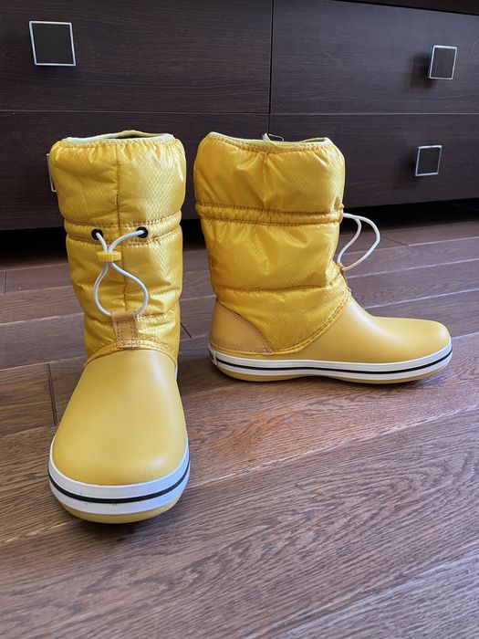жовті гумові зимові чоботи crocs