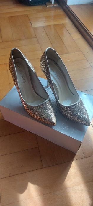 Eleganckie złote szpilki buty na obcasie