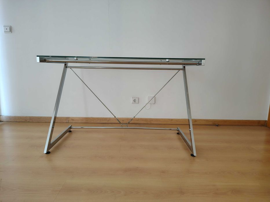 Secretária moderna em vidro – design elegante