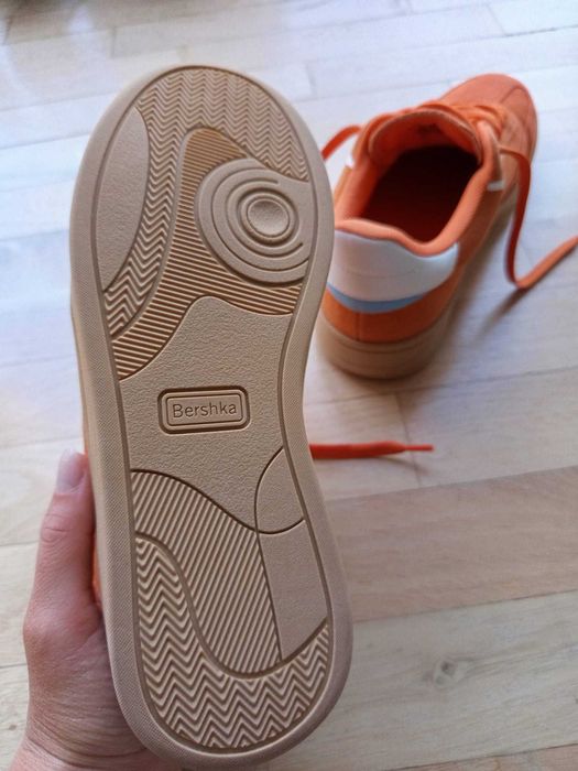 Pomarańczowe buty Bershka