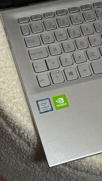 Computador portátil - ASUS VivoBook E512F – 15,6" (2020)