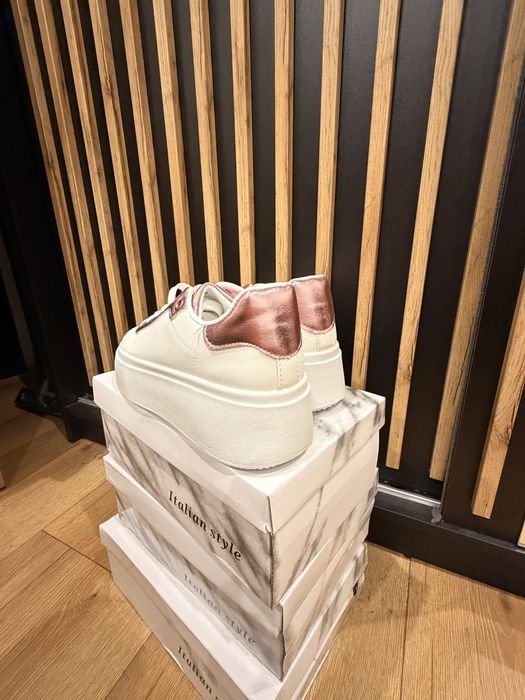 Biało-różowe sneakersy na platformie rozmiar 38