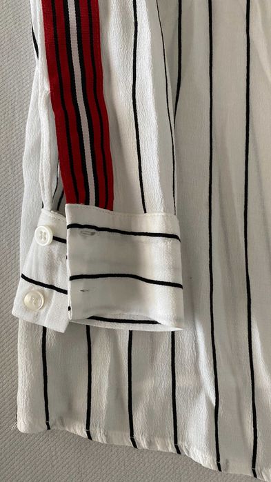 Camisa branca com riscas pretas e faixas vermelhas (Bershka)