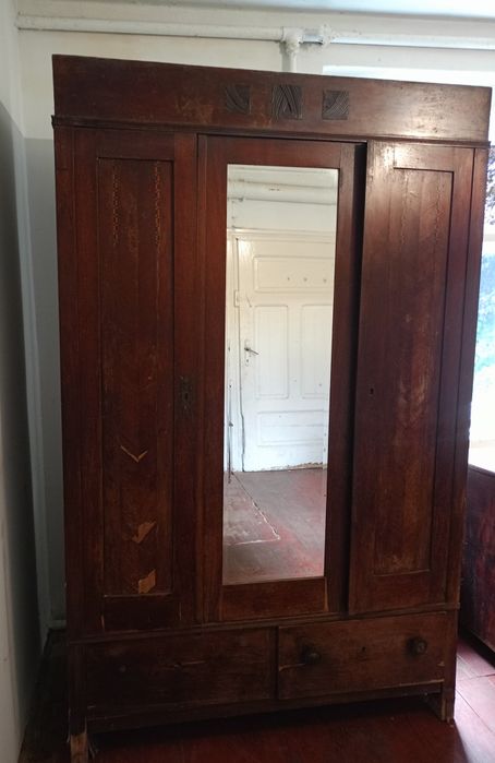 Duża drewniana szafa z lustrem – do renowacji