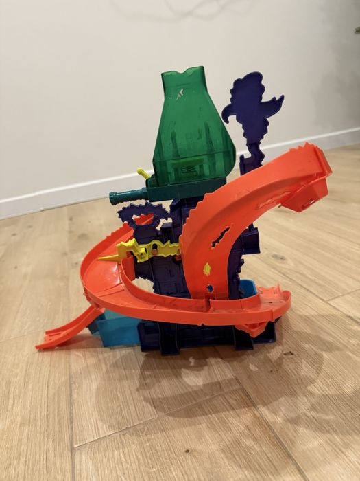 Гірка Hot Wheels «хімічна станція»