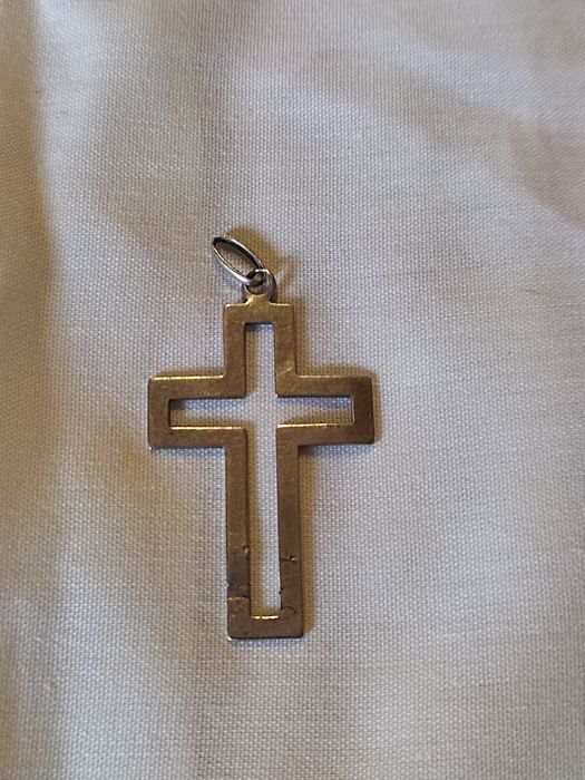 Cruz prata contrastada