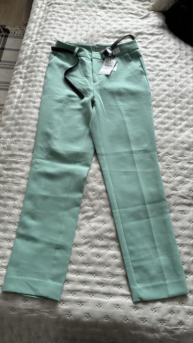 Stradivarius nowe mietowe spodnie z paskiem XS/34