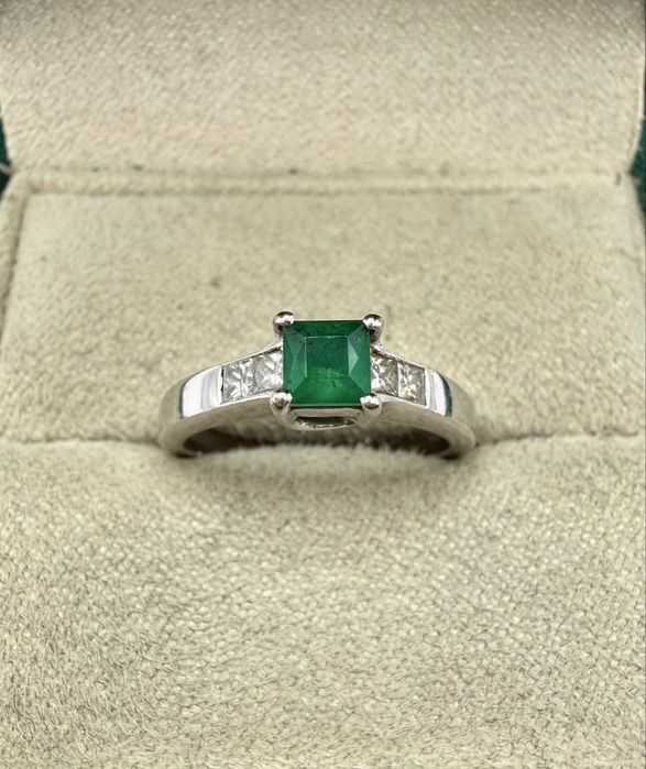 Złoty pierścionek 750 z szmaragdem 0,35ct i diamentami 0,16ct Si1/H-J
