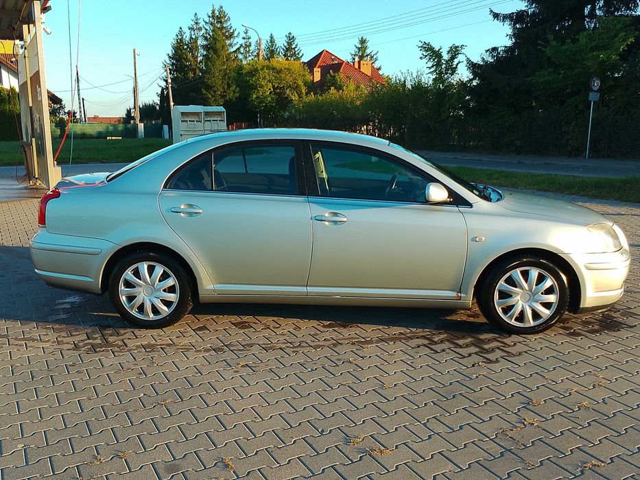 Toyota Avensis 2.0 benz 2004