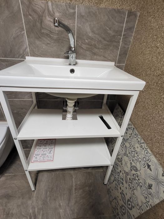 Szafka z umywalka z kranem