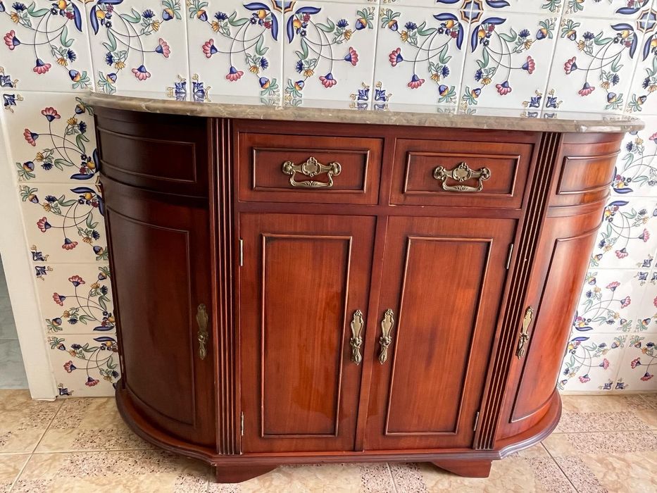 Sapateira de cor mogno/madeira.