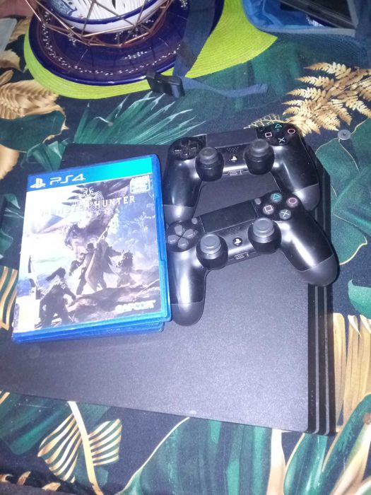 Sprzedam Konsola PS4 pro