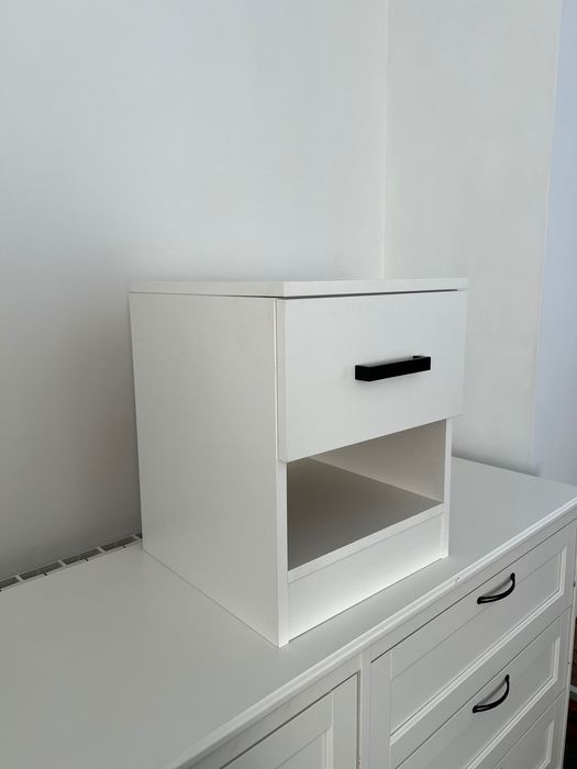 Szafka nocna z elektronicznym zamkiem i szufladą