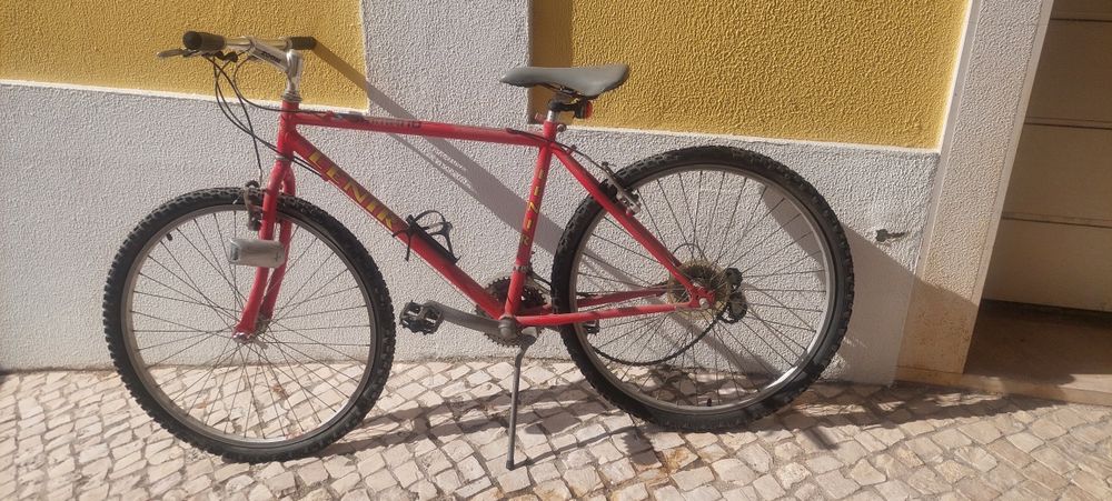 Bicicleta roda 26'' a precisar manutenção