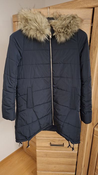 Granatowa kurtka zimowa.