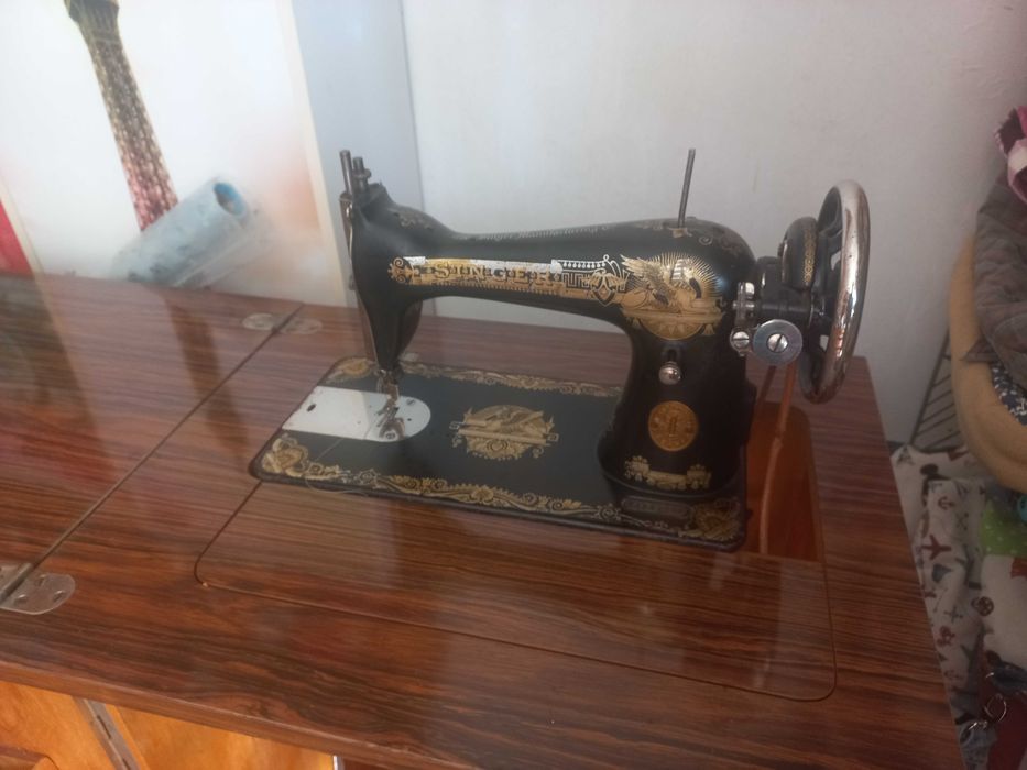 Maquina de custura com movel