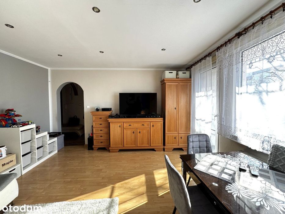 1 piętro,3 pokoje, ogrzewanie miejskie, balkon, piwnica
