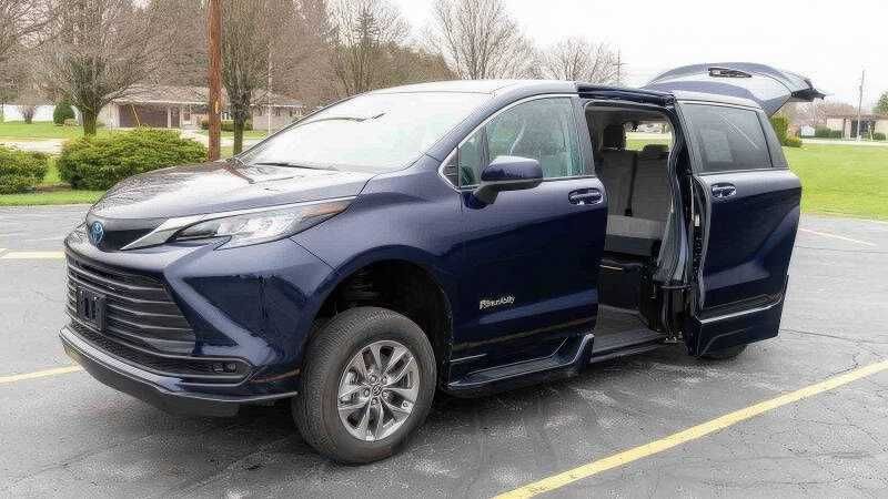 2023 Toyota Sienna LE 8-Passenger