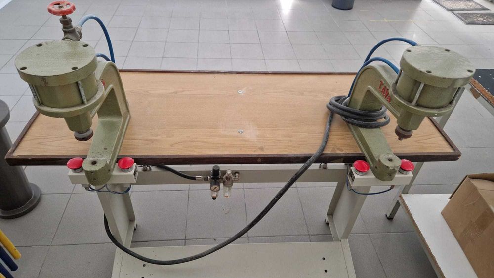 Máquina de pregar ilhós e molas de 2 cabeças