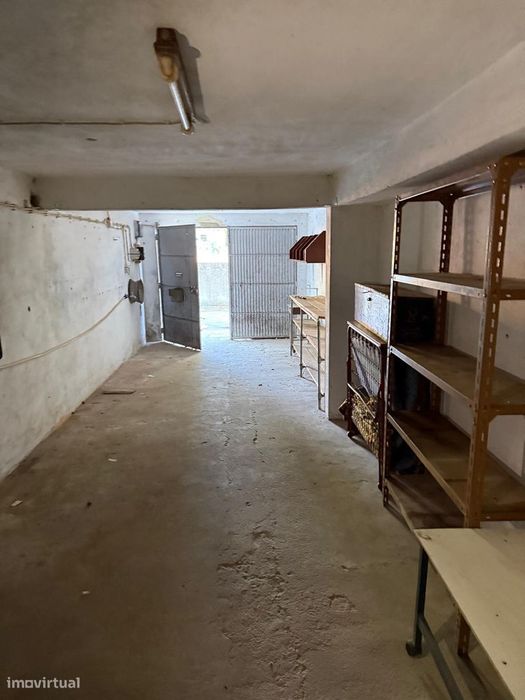 Garagem portão direto rua com wc e cozinha