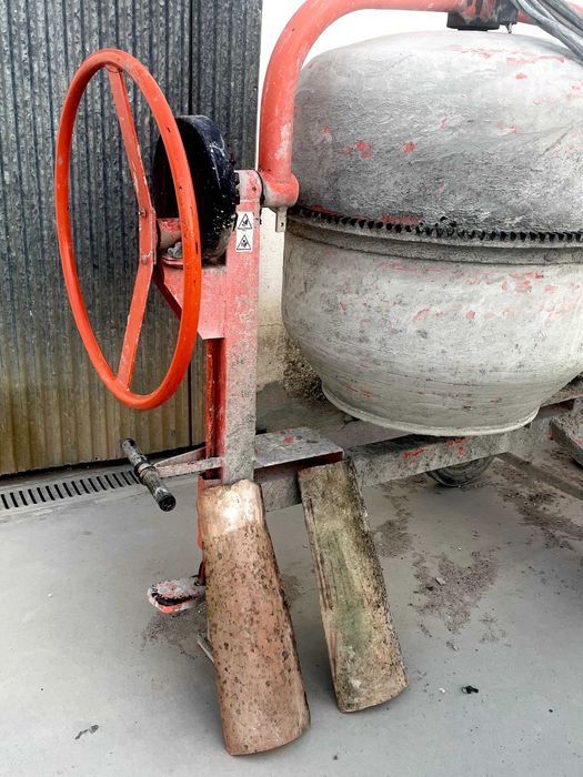 Telhas antigas canudas, retiradas de uma casa centenária